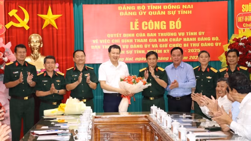 Các đồng chí trong Đảng ủy Quân sự tỉnh Đồng Nai chúc mừng đồng chí Vũ Hồng Văn.