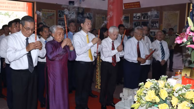 Các đại biểu dâng hương tại di tích Trung ương Cục miền nam. Các đại biểu dâng hương tại di tích Trung ương Cục miền nam.