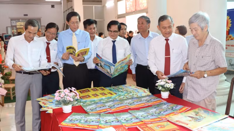 Lãnh đạo tỉnh Đồng Nai và các đại biểu tham quan trưng bày. Lãnh đạo tỉnh Đồng Nai và các đại biểu tham quan trưng bày.