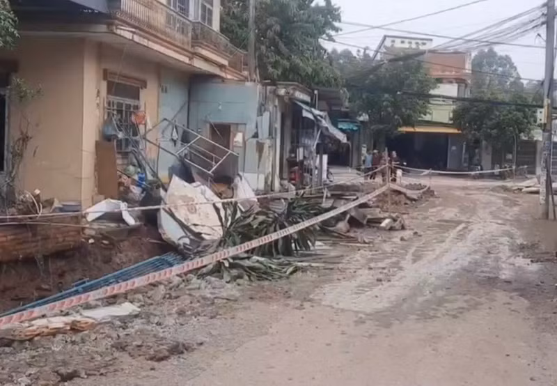 Hiện trường bức tường mương thoát nước bị sập khiến bà Xứng bị thương nặng.