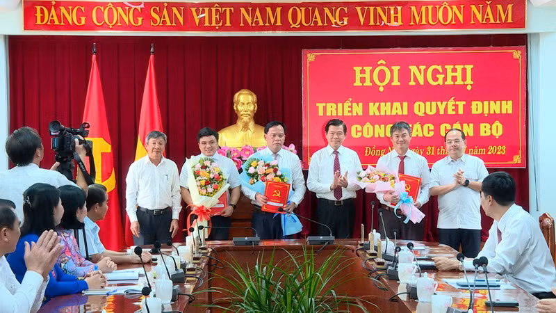 Các đồng chí trong Thường trực Tỉnh ủy Đồng Nai chúc mừng ba đồng chí được chỉ định, bổ nhiệm.