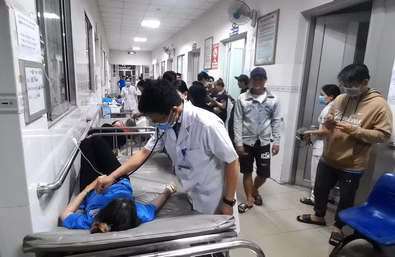 Khoảng 100 công nhân Công ty Trách nhiệm hữu hạn Dechang Việt Nam nhập viện nghi bị ngộ độc thực phẩm sau bữa ăn chiều. Khoảng 100 công nhân Công ty Trách nhiệm hữu hạn Dechang Việt Nam nhập viện nghi bị ngộ độc thực phẩm sau bữa ăn chiều.