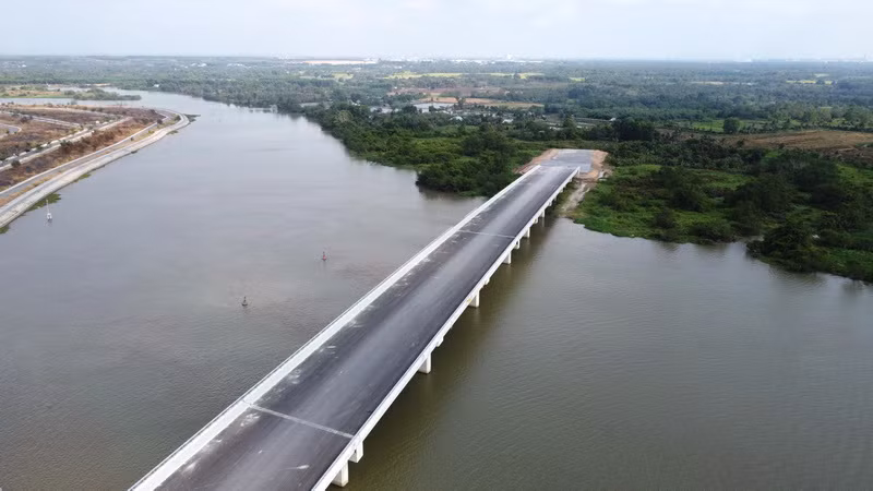 Cầu Vàm Cái Sứt bắc qua sông Buông trên Hương lộ 2, xã Long Hưng, thành phố Biên Hòa, tỉnh Đồng Nai gần hoàn thành nhưng không có đường đi.