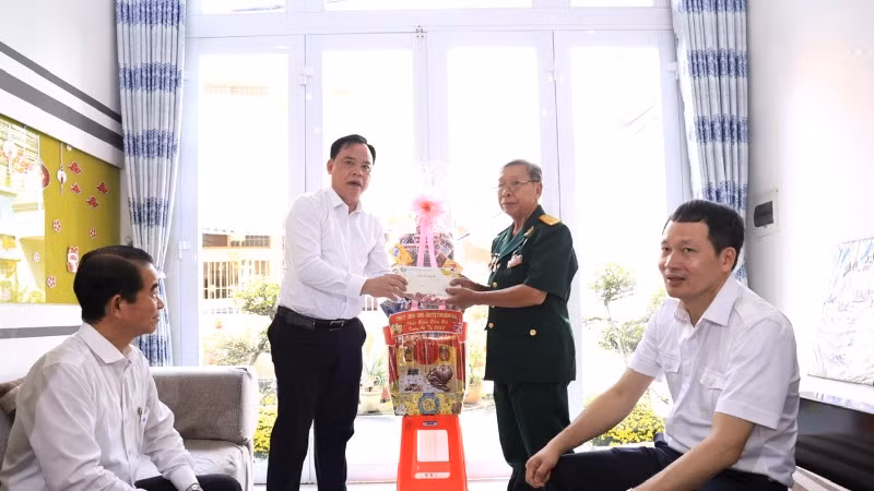 Phó Bí thư Tỉnh ủy, Chủ tịch Ủy ban nhân dân tỉnh Đồng Nai Võ Tấn Đức trao quà Tết cho Anh hùng lực lượng vũ trang nhân dân Phạm Văn Cán.