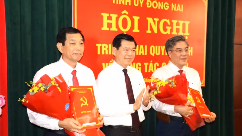 Bí thư Tỉnh ủy Đồng Nai trao quyết định cho đồng chí Dương Minh Dũng (bên phải) và đồng chí Võ Văn Phi (bên trái).