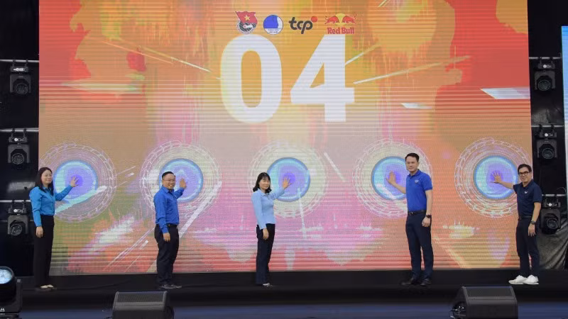 Các đại biểu nhấn nút khai mạc Ngày hội "Thanh niên công nhân - Lan tỏa năng lượng tích cực" năm 2025.