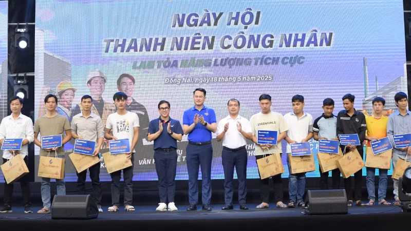 Tặng quà cho thanh niên công nhân có hoàn cảnh khó khăn.