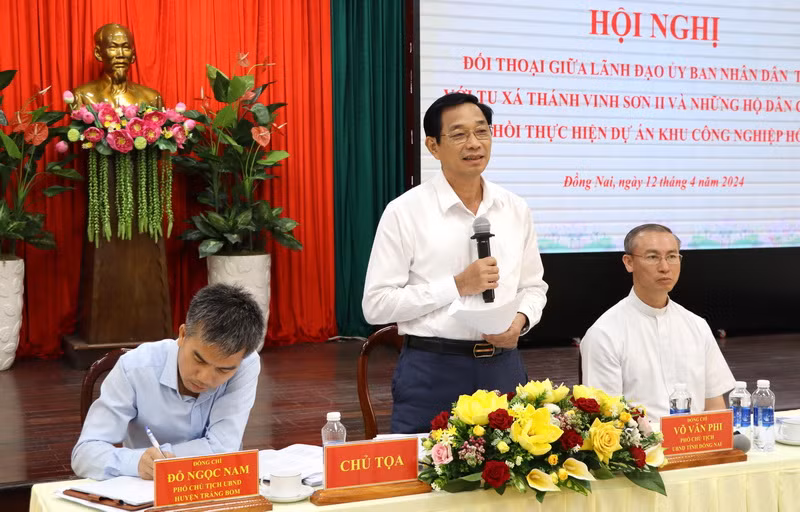 Phó Chủ tịch Ủy ban nhân dân tỉnh Đồng Nai Võ Văn Phi đề nghị cùng đồng thuận để giải quyết vướng mắc mặt bằng khu công nghiệp Hố Nai. Phó Chủ tịch Ủy ban nhân dân tỉnh Đồng Nai Võ Văn Phi đề nghị cùng đồng thuận để giải quyết vướng mắc mặt bằng khu công nghiệp Hố Nai.