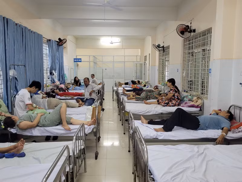 Vụ ngộ độc tập thể liên quan tiệm bánh mì B. ở thành phố Long Khánh khiến hơn 550 người nhập viện. Vụ ngộ độc tập thể liên quan tiệm bánh mì B. ở thành phố Long Khánh khiến hơn 550 người nhập viện.