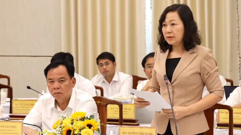 Đồng chí Huỳnh Thị Hằng, Phó Bí thư Thường trực Tỉnh ủy, Chủ tịch Hội đồng nhân dân tỉnh Bình Phước cho biết, đến nay tỉnh có 433 cán bộ công chức, viên chức xin nghỉ việc. Đồng chí Huỳnh Thị Hằng, Phó Bí thư Thường trực Tỉnh ủy, Chủ tịch Hội đồng nhân dân tỉnh Bình Phước cho biết, đến nay tỉnh có 433 cán bộ công chức, viên chức xin nghỉ việc.