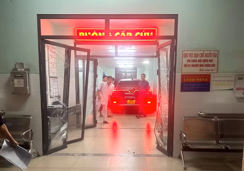 Xe ô-tô tông sập cửa kính, lao vào bên trong phòng cấp cứu.