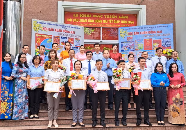 Lãnh đạo tỉnh Đồng Nai cùng đại biểu trao giải cho các đơn vị.