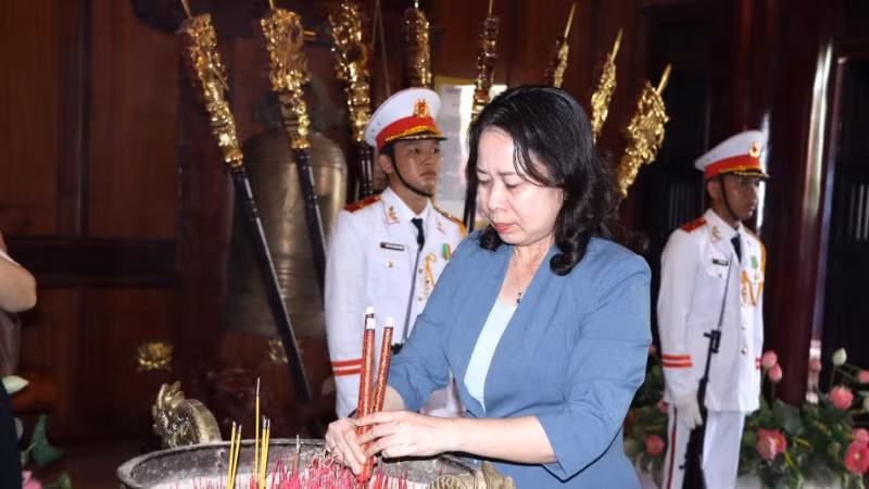 Phó Chủ tịch nước Võ Thị Ánh Xuân thắp hương tại Đền thờ liệt sĩ huyện Xuân Lộc.