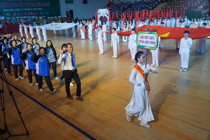 Đoàn diễu hành các huyện đi qua lễ đài.