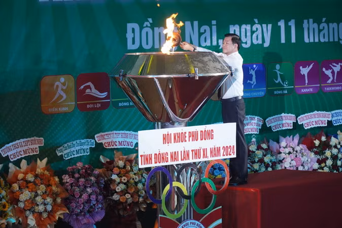 Bí thư Tỉnh ủy Đồng Nai Nguyễn Hồng Lĩnh thực hiện nghi thức đốt đuốc khai mạc Hội khỏe Phù Đổng. 