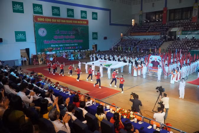 Các vận động viên tiêu biểu tỉnh Đồng Nai rước đuốc từ Văn miếu Trấn Biên về khu vực Nhà thi đấu tỉnh