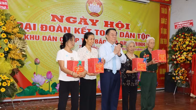 Đồng chí Nguyễn Trọng Nghĩa tặng quà cho các gia đình chính sách tiêu biểu ấp Tân Bắc.