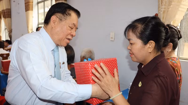 Đồng chí Nguyễn Trọng Nghĩa tặng quà cho gia đình có hoàn cảnh khó khăn ấp Tân Bắc.