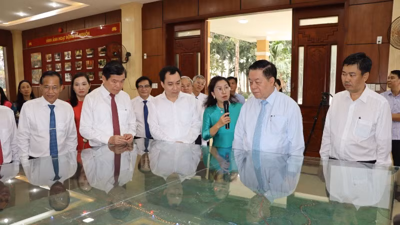 Đồng chí Nguyễn Trọng Nghĩa cùng lãnh đạo tỉnh Đồng Nai nghe giới thiệu lịch sử hình thành Căn cứ Tỉnh ủy Biên Hòa U1.