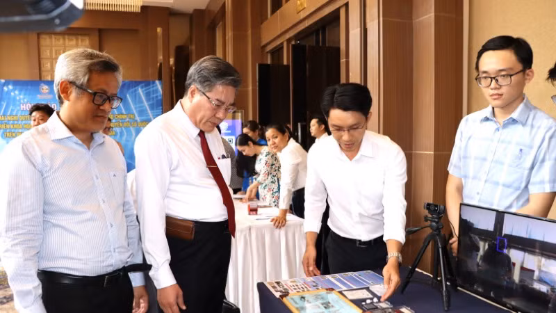 Lãnh đạo Ủy ban nhân dân tỉnh Đồng Nai tham quan giới thiệu các sản phẩm ứng dụng công nghệ của Đại học Quốc gia Thành phố Hồ Chí Minh.