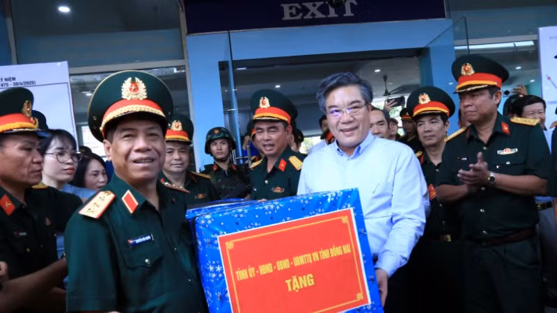 Đồng chí Dương Minh Dũng, Ủy viên Ban Thường vụ Tỉnh ủy, Phó Chủ tịch Ủy ban nhân dân tỉnh Đồng Nai, tặng quà động viên lực lượng tham gia diễu binh, diễu hành. Đồng chí Dương Minh Dũng, Ủy viên Ban Thường vụ Tỉnh ủy, Phó Chủ tịch Ủy ban nhân dân tỉnh Đồng Nai, tặng quà động viên lực lượng tham gia diễu binh, diễu hành.