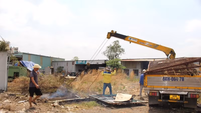 Một hộ dân di dời tài sản bàn giao mặt bằng dự án đường cao tốc Biên Hòa - Vũng Tàu. Một hộ dân di dời tài sản bàn giao mặt bằng dự án đường cao tốc Biên Hòa - Vũng Tàu.