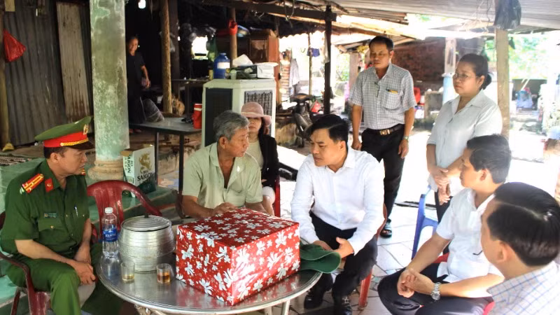 Bí thư Thành ủy Biên Hòa Hồ Văn Nam cùng lãnh đạo các cơ quan thành phố lắng nghe nguyện vọng của một hộ dân trong vùng dự án và tuyên truyền, vận động bàn giao mặt bằng phục vụ thi công Dự án đường cao tốc Biên Hòa-Vũng Tàu.