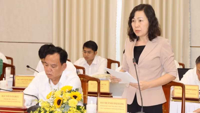 Đồng chí Huỳnh Thị Hằng, Phó Bí thư Thường trực Tỉnh ủy, Chủ tịch Hội đồng nhân dân tỉnh Bình Phước báo cáo tại buổi làm việc.