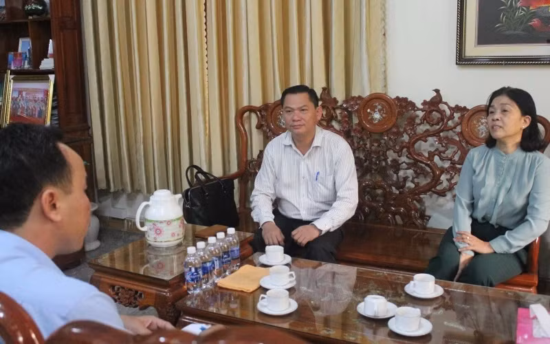 Đồng chí Vũ Thị Minh Châu (bên phải) và đồng chí Lê Tuấn Anh, Bí thư Huyện ủy Trảng Bom trả lời phóng viên Báo Nhân Dân về vụ việc sai phạm tại Dự án khu dân cư Tân Thịnh, ngày 24/12/2020.
