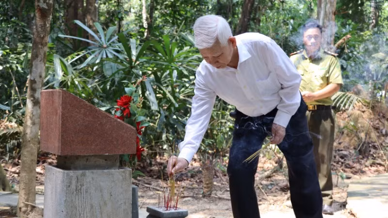 Nguyên Chủ tịch nước Nguyễn Minh Triết thắp hương tại Nghĩa trang liệt sĩ Mã Đà. Nguyên Chủ tịch nước Nguyễn Minh Triết thắp hương tại Nghĩa trang liệt sĩ Mã Đà.