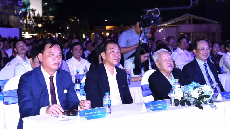 Các đại biểu tham dự buổi lễ.