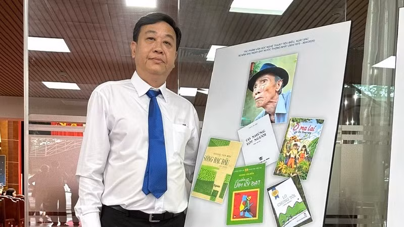 Anh Hoàng Bình Long lưu lại kỷ niệm tại khu vực triển lãm các tác phẩm của ba mình - cố Nhà văn Hoàng Văn Bổn, người đã để lại một khối lượng tác phẩm khá đồ sộ, đóng góp không nhỏ ở cả hai lĩnh vực văn chương và phim tài liệu.