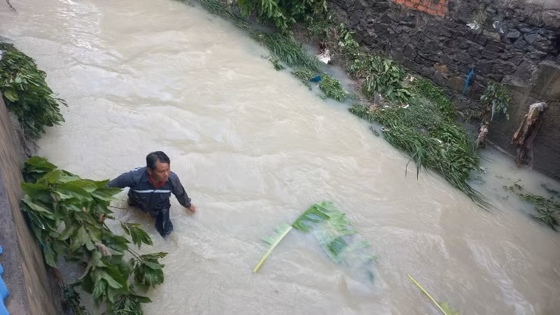 Lực lượng chức năng tìm kiếm nạn nhất mất tích ở suối Cạn.