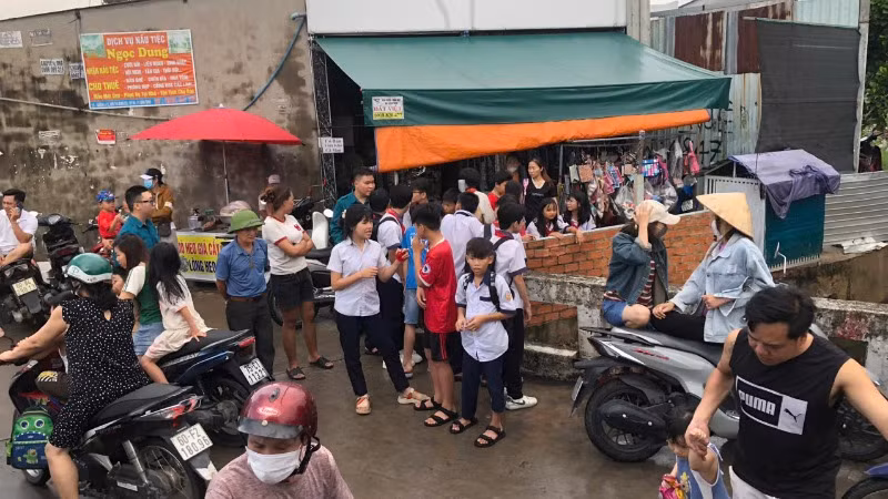 Người dân, bạn bè cùng lớp đến gần hiện trường nơi em Ngân mất tích.