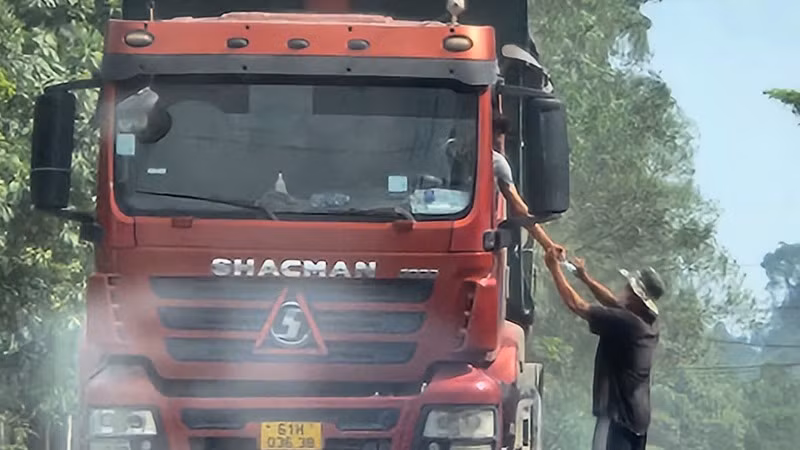 Ngang nhiên thu tiền xe tải tại đường Suối Sao 2, ấp Lộ Đức, xã Hố Nai 3, huyện Trảng Bom, tỉnh Đồng Nai.