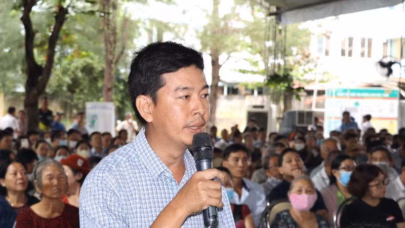 Người dân trong vùng dự án nêu kiến nghị tại buổi đối thoại.