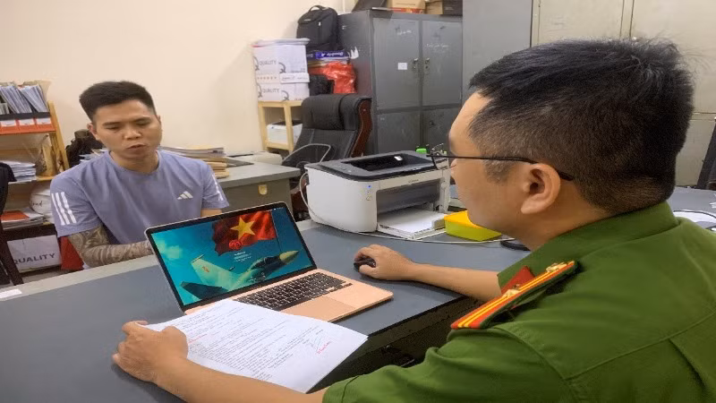 Đối tượng Nguyễn Quốc Hùng tại Cơ quan điều tra. Đối tượng Nguyễn Quốc Hùng tại Cơ quan điều tra.