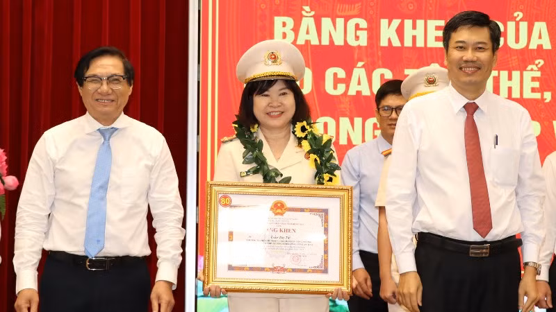 Lãnh đạo tỉnh Đồng Nai tuyên dương các cá nhân. Lãnh đạo tỉnh Đồng Nai tuyên dương các cá nhân.