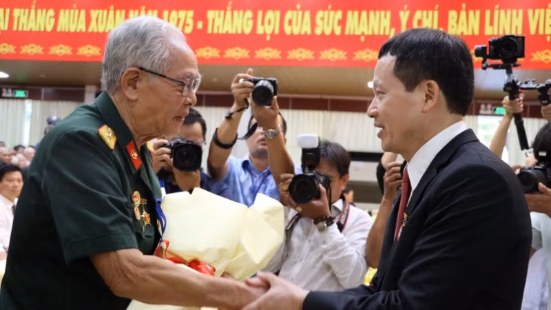 Bí thư Tỉnh ủy Đồng Nai Vũ Hồng Văn tri ân Anh hùng lực lượng vũ trang nhân dân tại lễ kỷ niệm.