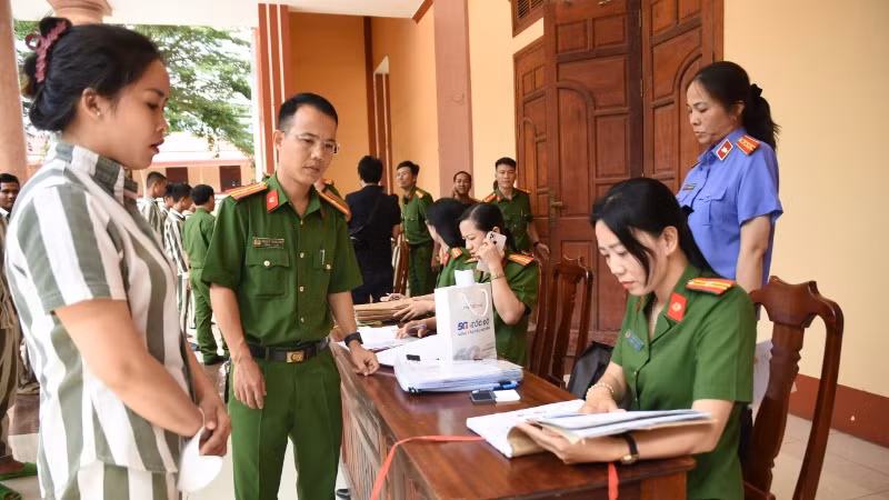 Cán bộ hướng dẫn cho người được đặc xá thực hiện các thủ tục ra trại. Cán bộ hướng dẫn cho người được đặc xá thực hiện các thủ tục ra trại.