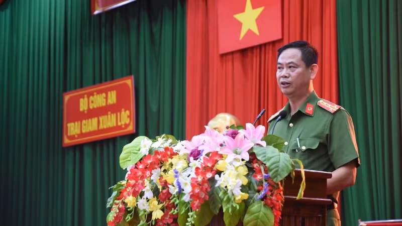 Đại tá Nguyễn Anh Dũng, Giám thị trại giam Xuân Lộc công bố quyết định đặc xá của Chủ tịch nước. Đại tá Nguyễn Anh Dũng, Giám thị trại giam Xuân Lộc công bố quyết định đặc xá của Chủ tịch nước.
