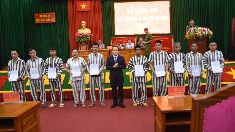 Phó Chánh án Tòa án nhân dân Tối cao Nguyễn Quốc Đoàn trao giấy chứng nhận đặc xá cho các phạm nhân.