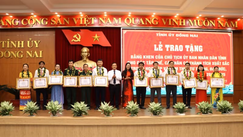 Tuyên dương, khen thưởng cho các tập thể. Tuyên dương, khen thưởng cho các tập thể.