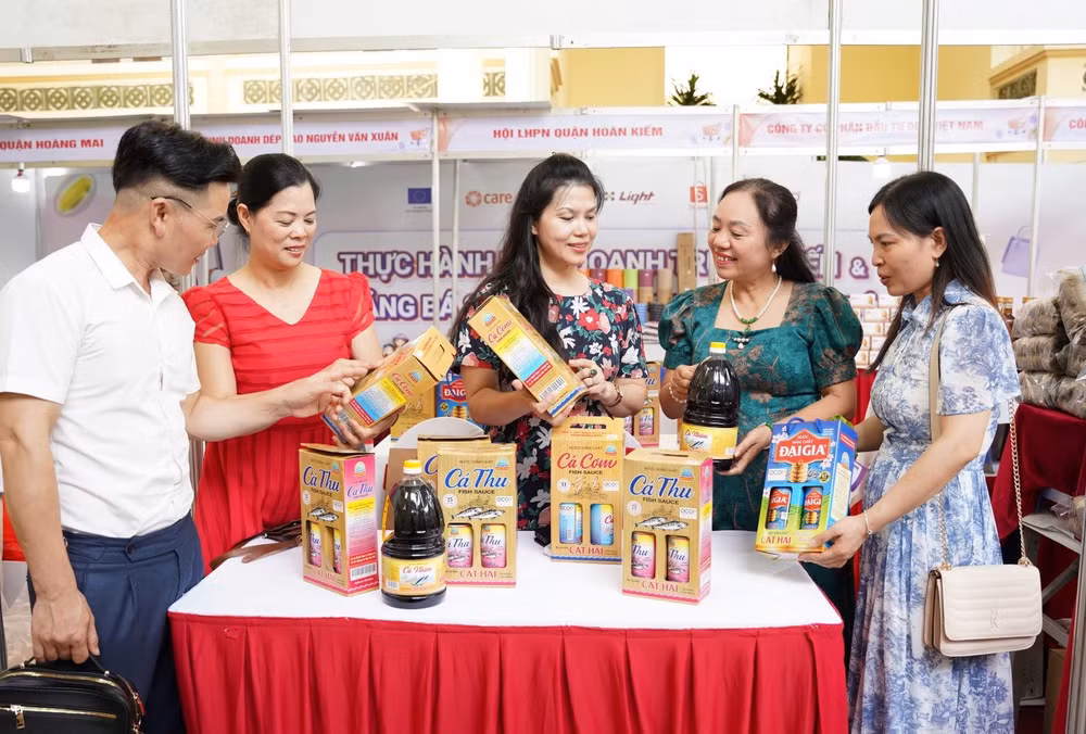 Các đại biểu tham dự quầy hàng tại hội chợ của phụ nữ kinh doanh ứng dụng công nghệ số. Các đại biểu tham dự quầy hàng tại hội chợ của phụ nữ kinh doanh ứng dụng công nghệ số.