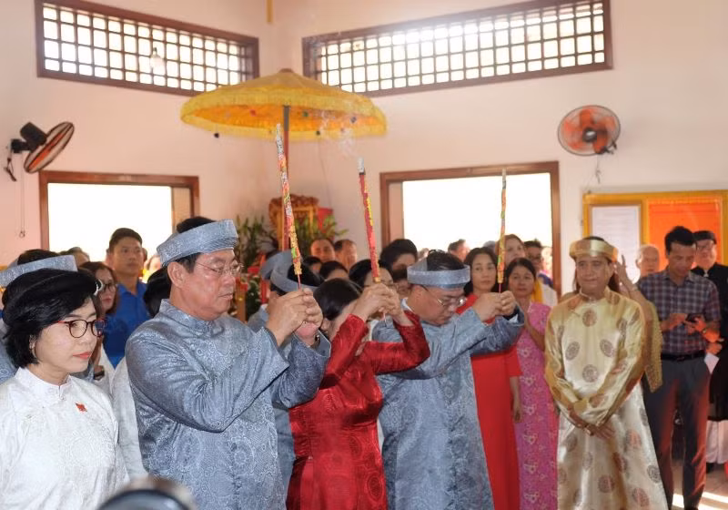 Tại Đền thờ Hùng Vương lãnh đạo tỉnh Bà Rịa-Vũng Tàu, thành phố Vũng Tàu trang trọng thực hiện nghi thức dâng hương tưởng nhớ các Vua Hùng.