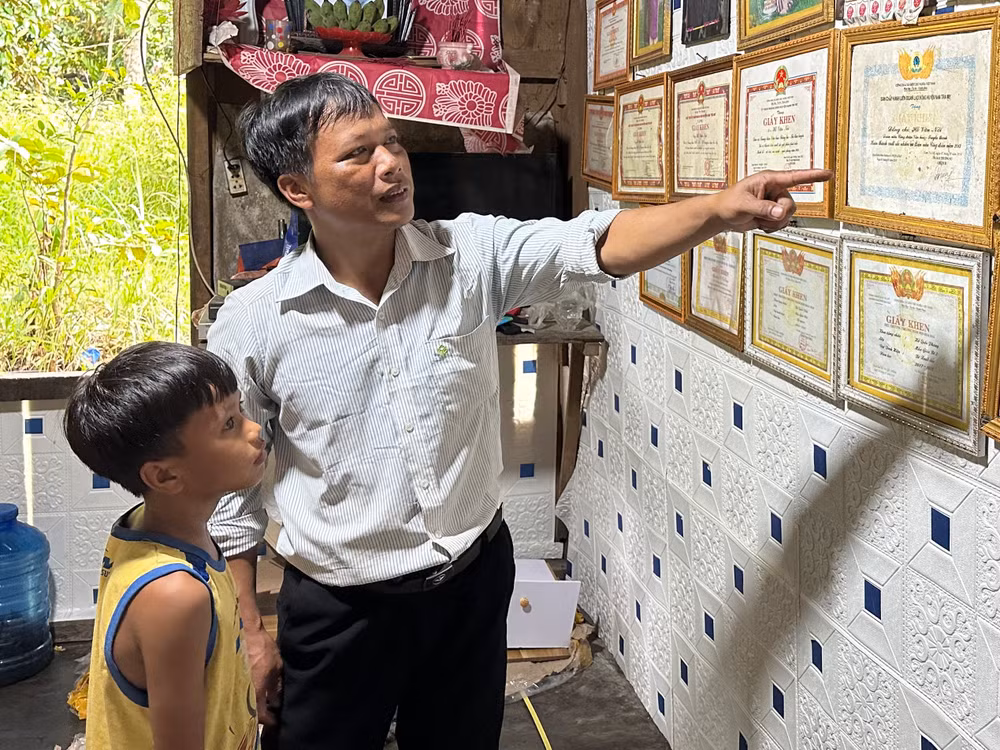 Anh Hồ Văn Nái giáo dục cho con trai về truyền thống gia đình. Anh Hồ Văn Nái giáo dục cho con trai về truyền thống gia đình.