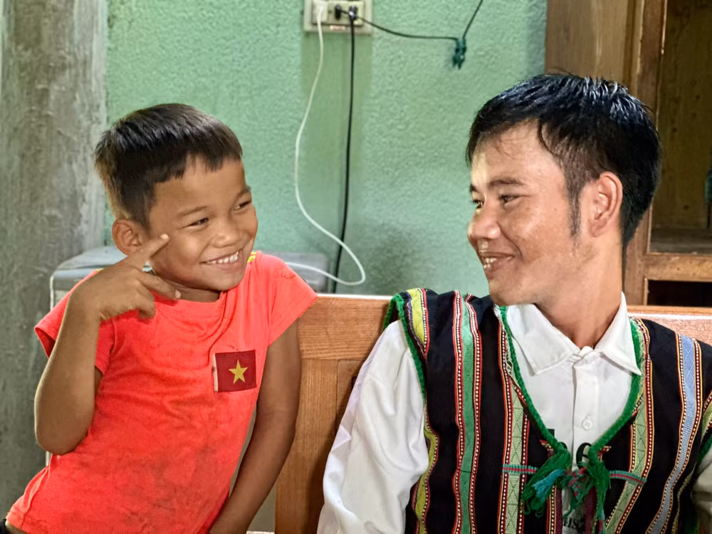 Anh Hồ Văn Huân và con trai. Anh Hồ Văn Huân và con trai.