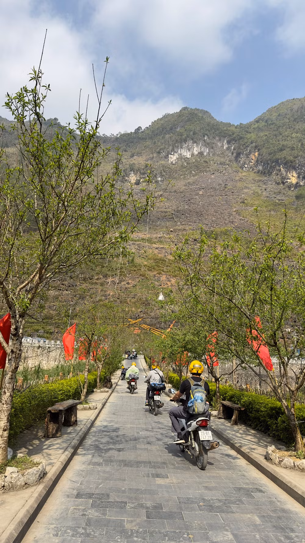 Con đường dẫn vào làng văn hóa du lịch cộng đồng dân tộc H’Mông. Con đường dẫn vào làng văn hóa du lịch cộng đồng dân tộc H’Mông.