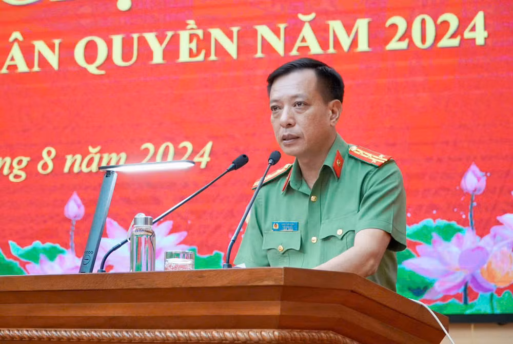Đại tá Lâm Văn Vinh, Phó Giám đốc Công an tỉnh, Phó Trưởng ban thường trực Ban Chỉ đạo về nhân quyền tỉnh Phú Thọ phát biểu tại Hội nghị Đại tá Lâm Văn Vinh, Phó Giám đốc Công an tỉnh, Phó Trưởng ban thường trực Ban Chỉ đạo về nhân quyền tỉnh Phú Thọ phát biểu tại Hội nghị