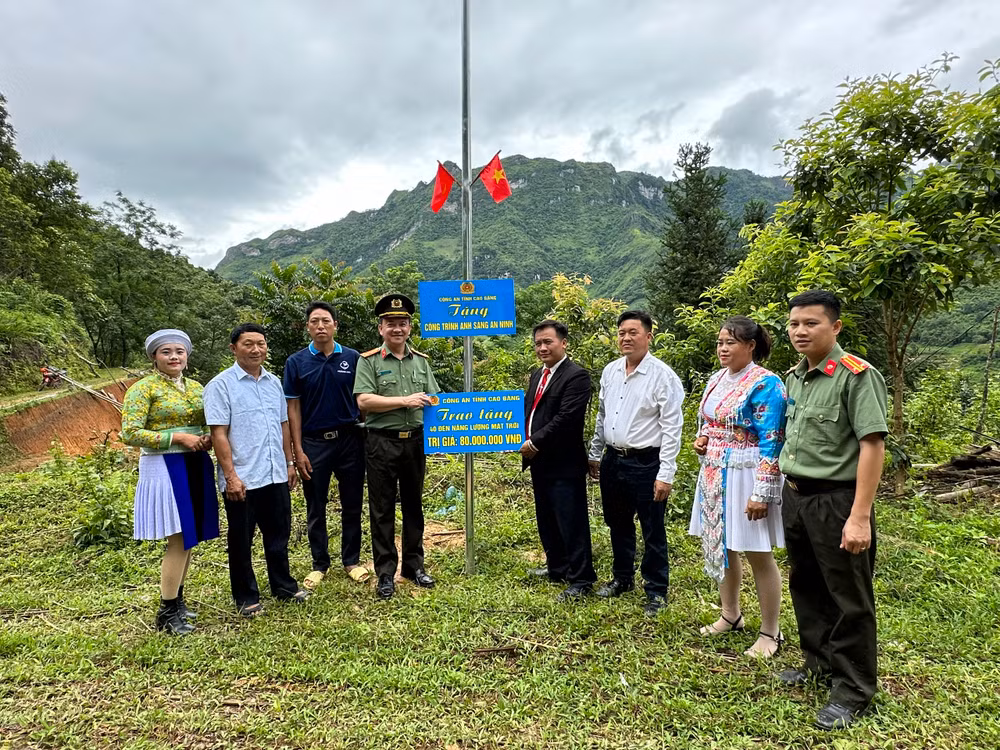 Đại diện chính quyền và cơ quan chức năng trao tặng công trình “Ánh sáng an ninh” cho điểm nhóm Tin lành người H'Mông xóm Nà Ca và người dân xóm Nà Ca, thị trấn Pác Miầu. Đại diện chính quyền và cơ quan chức năng trao tặng công trình “Ánh sáng an ninh” cho điểm nhóm Tin lành người H'Mông xóm Nà Ca và người dân xóm Nà Ca, thị trấn Pác Miầu.